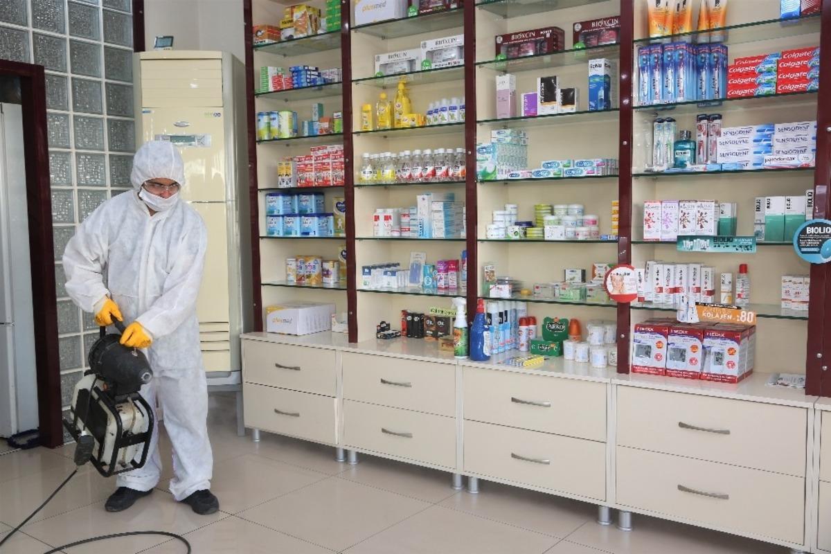 Erdemli Belediyesi eczaneleri dezenfekte ediyor