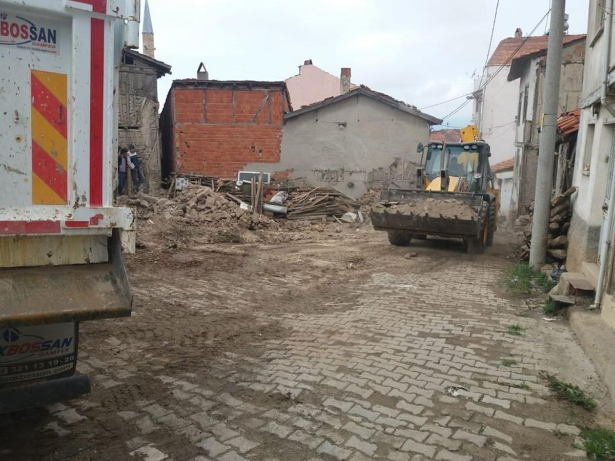 Emet&rsquo;te metruk binalar yıkılıyor
