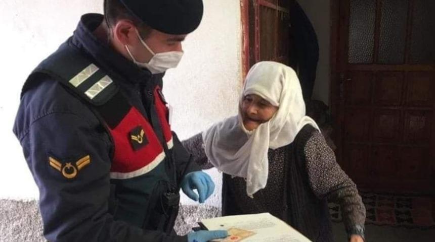 Emet&rsquo;te jandarma kapı kapı dolaşıp yardımları dağıttı