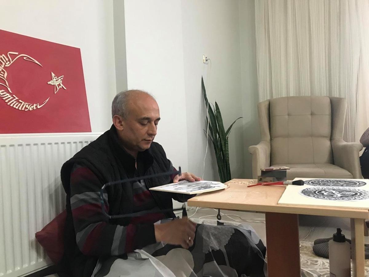 Yaptığı eserlerin gelirini &rsquo;&rsquo;Biz bize yeteriz T&uuml;rkiyem&rsquo;&rsquo; kampanyasına bağışlıyor