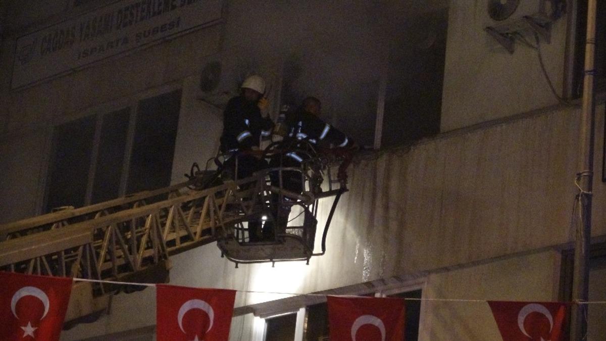 Isparta&rsquo;da gece saatlerinde korkutan yangın