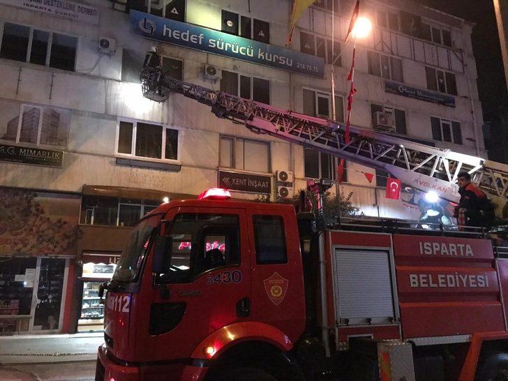 Isparta’da gece saatlerinde korkutan yangın G3