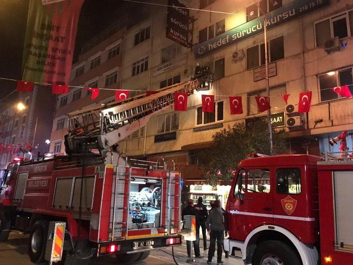 Isparta’da gece saatlerinde korkutan yangın G4