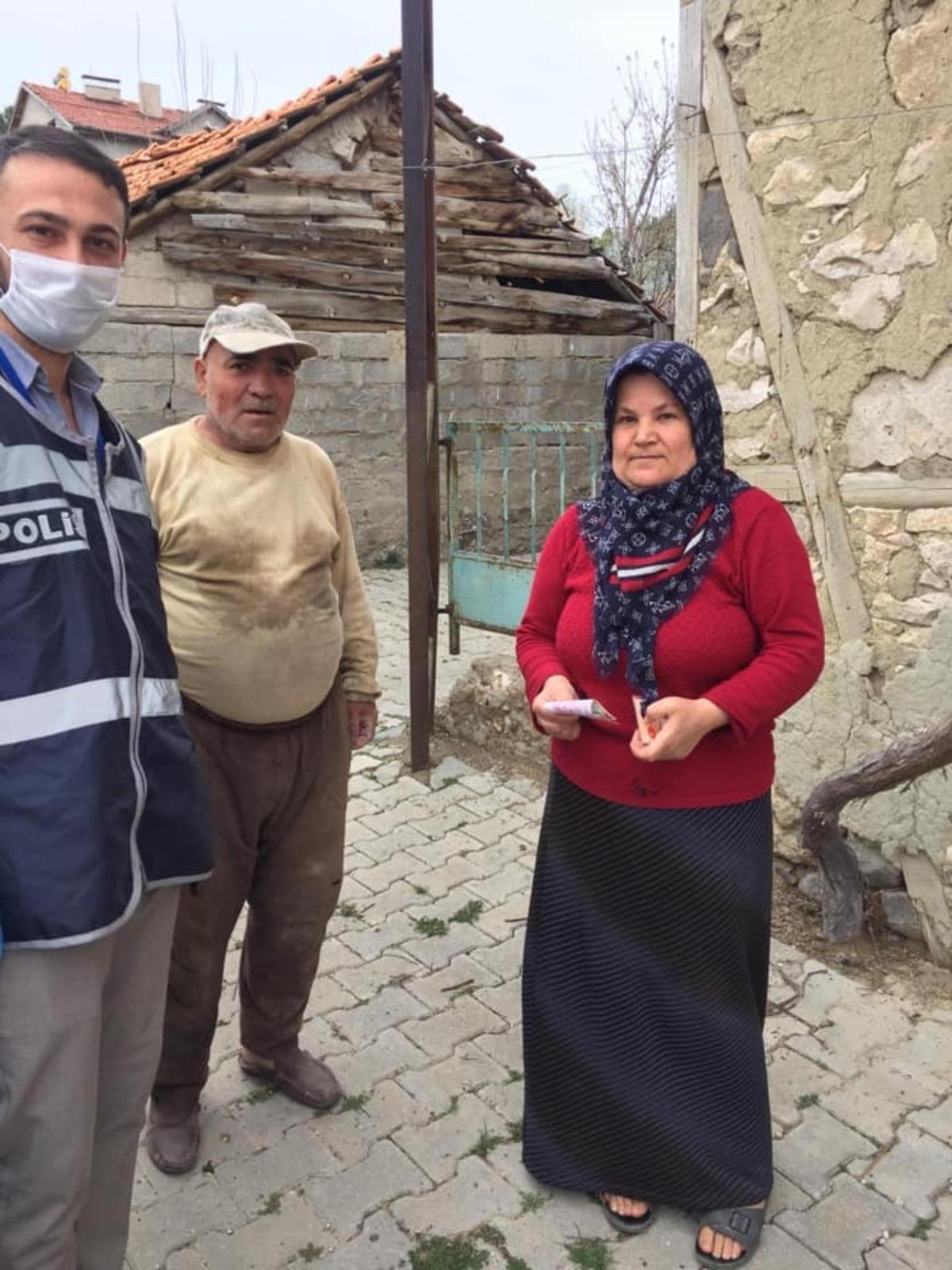 Gediz&rsquo;de polis ve jandarma ekipleri kapı kapı yardım dağıttı