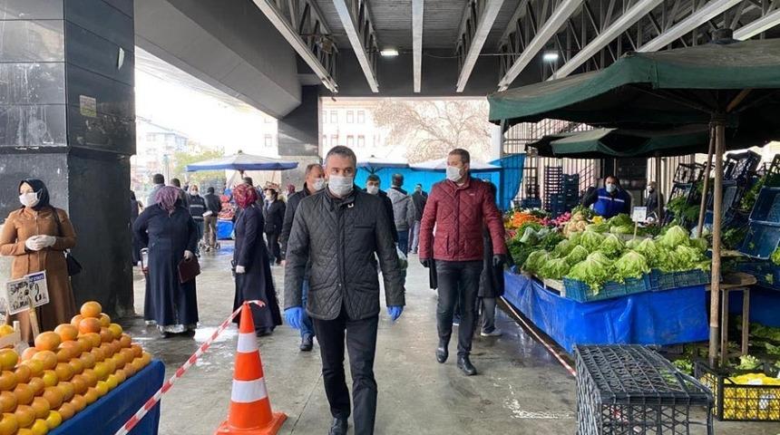 Başkan Çetin esnafa maske ve eldiven dağıttı