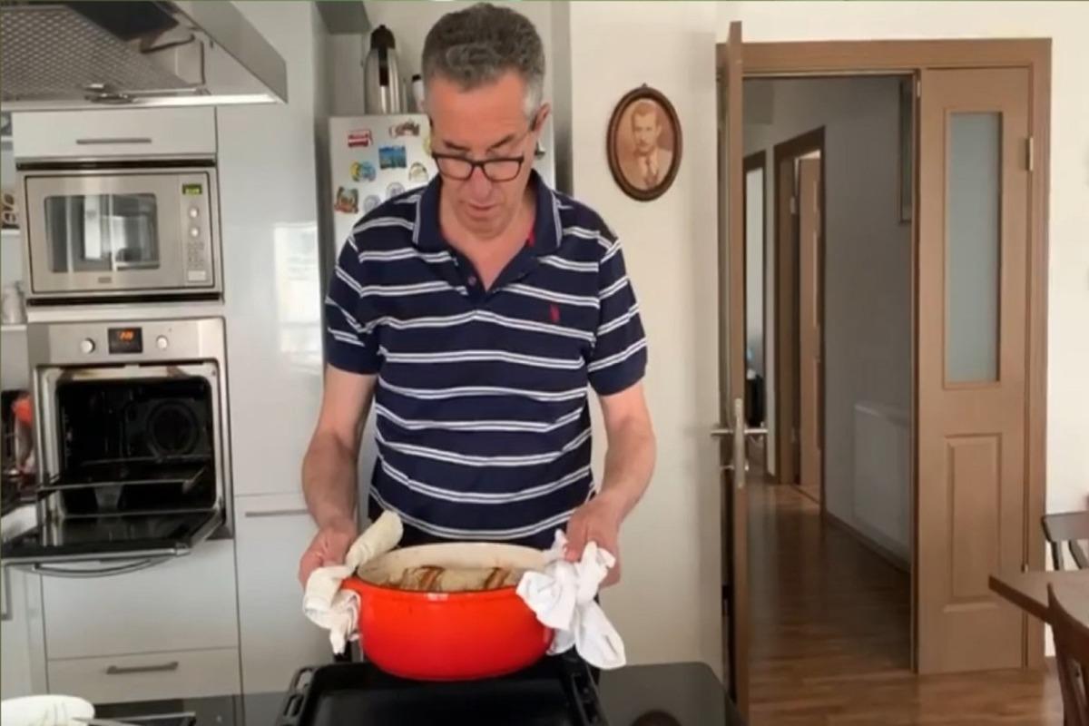 Başkan Arda, &lsquo;Evde kal&rsquo; &ccedil;ağrısına uydu, evde ekmek yaptı