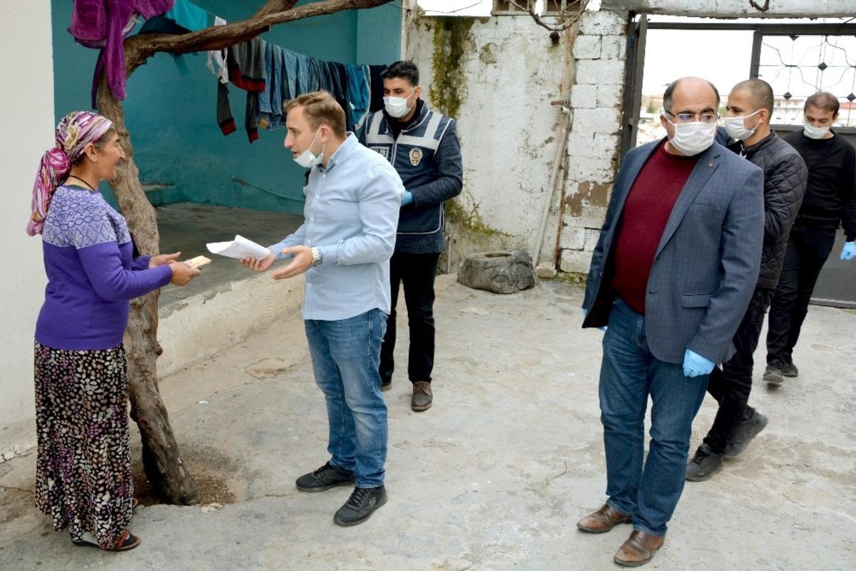 Yaşlıların maaşını Kaymakam bizzat evlerine g&ouml;t&uuml;rd&uuml;