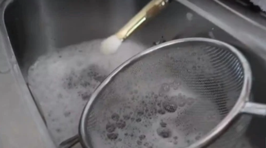 Makyaj fırçalarını temizlemenin kolay yolu! Mutfak süzgecini bu kez bunun için kullanın