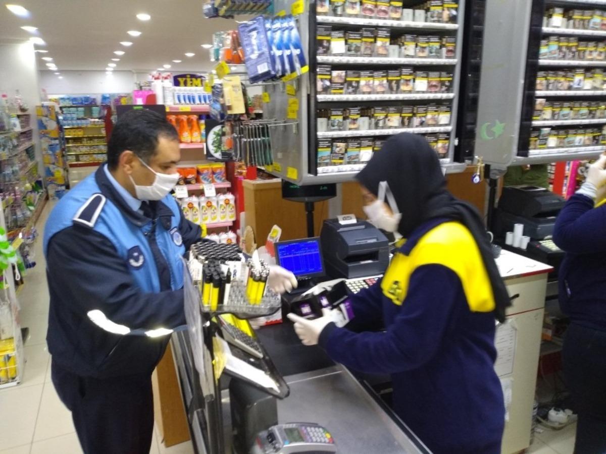 K&uuml;&ccedil;&uuml;k &ccedil;ocuk ihtiya&ccedil;larını karşılayan ekiplere resim &ccedil;izerek teşekk&uuml;r etti