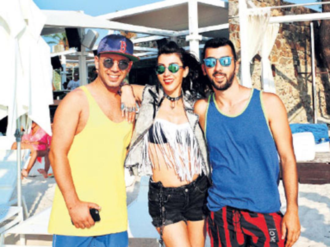 Hande Yener oğlunu maaşa bağladı