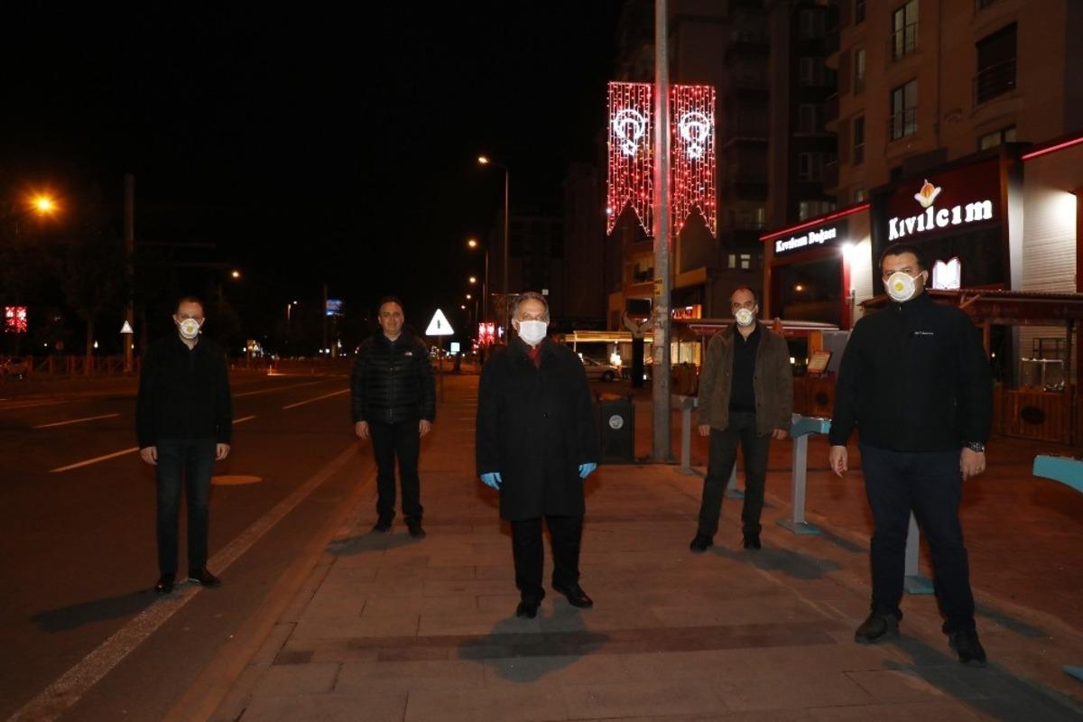 Talas&rsquo;ta ana arterlerdeki direklere ışıklı T&uuml;rk Bayrağı yapıldı