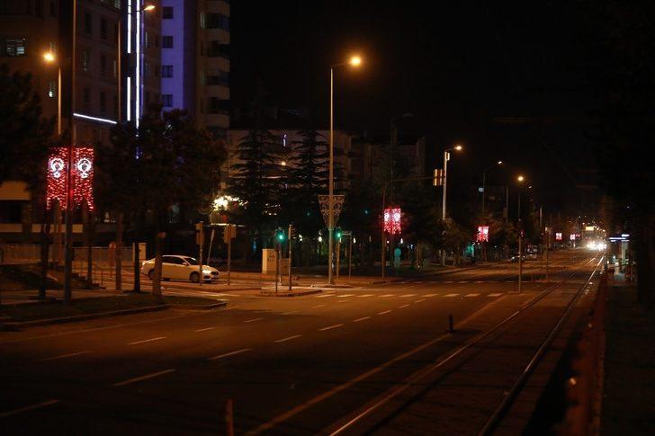 Talas’ta ana arterlerdeki direklere ışıklı Türk Bayrağı yapıldı G3