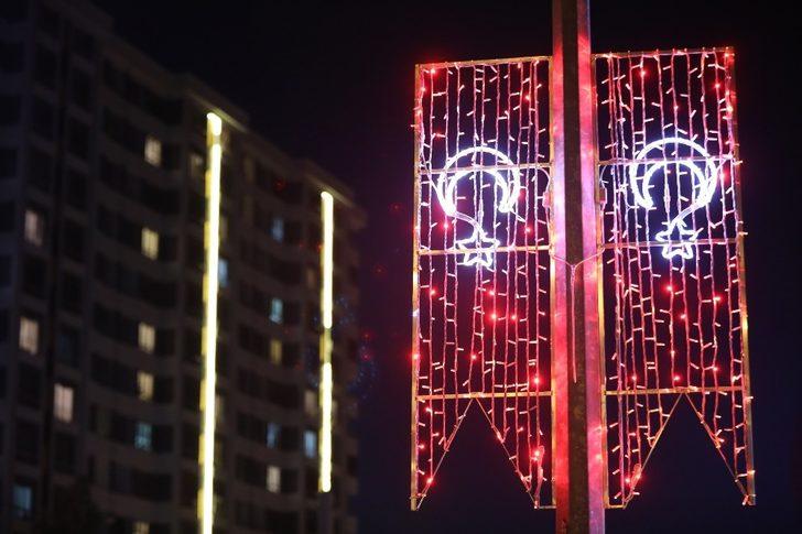 Talas’ta ana arterlerdeki direklere ışıklı Türk Bayrağı yapıldı G4