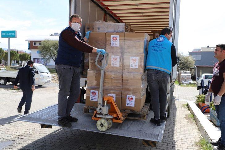 İhtiyaç sahiplerine gıda ve hijyen paketleri dağıtılıyor G2