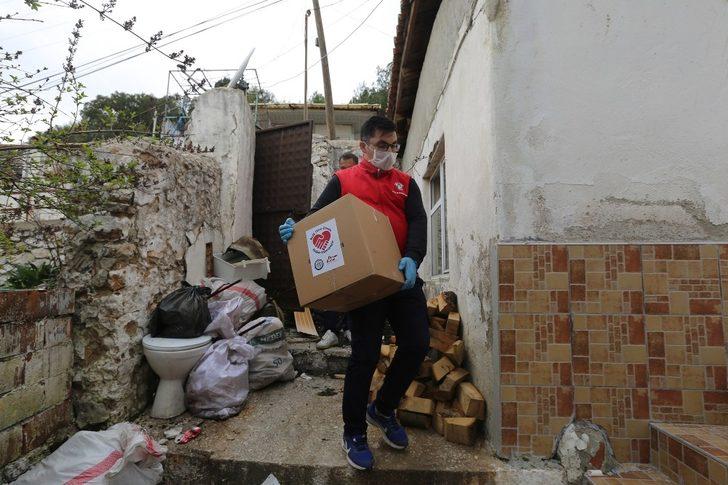 İhtiyaç sahiplerine gıda ve hijyen paketleri dağıtılıyor G3