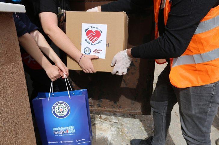 İhtiyaç sahiplerine gıda ve hijyen paketleri dağıtılıyor G4