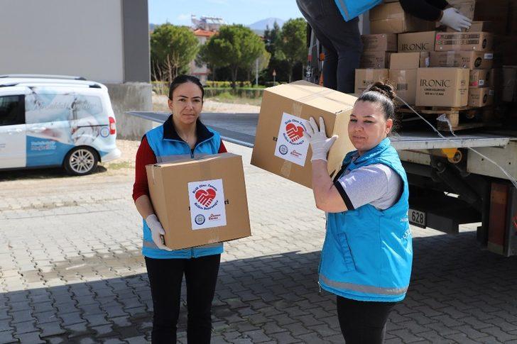 İhtiyaç sahiplerine gıda ve hijyen paketleri dağıtılıyor G5