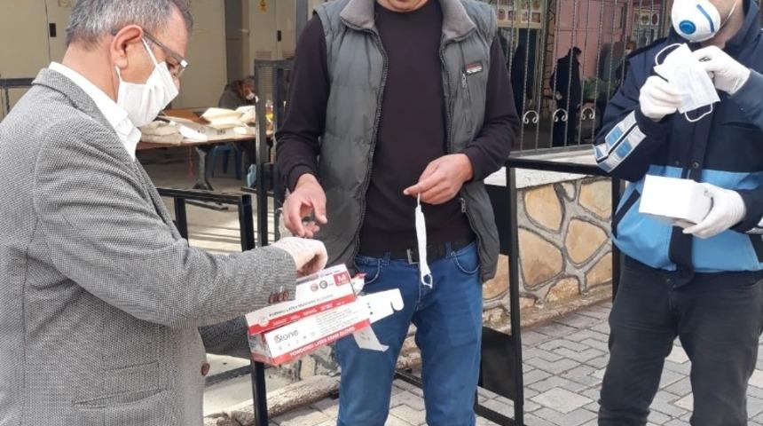 Dicle’de semt pazarlarında vatandaşlara maske ve eldiven dağıtıldı