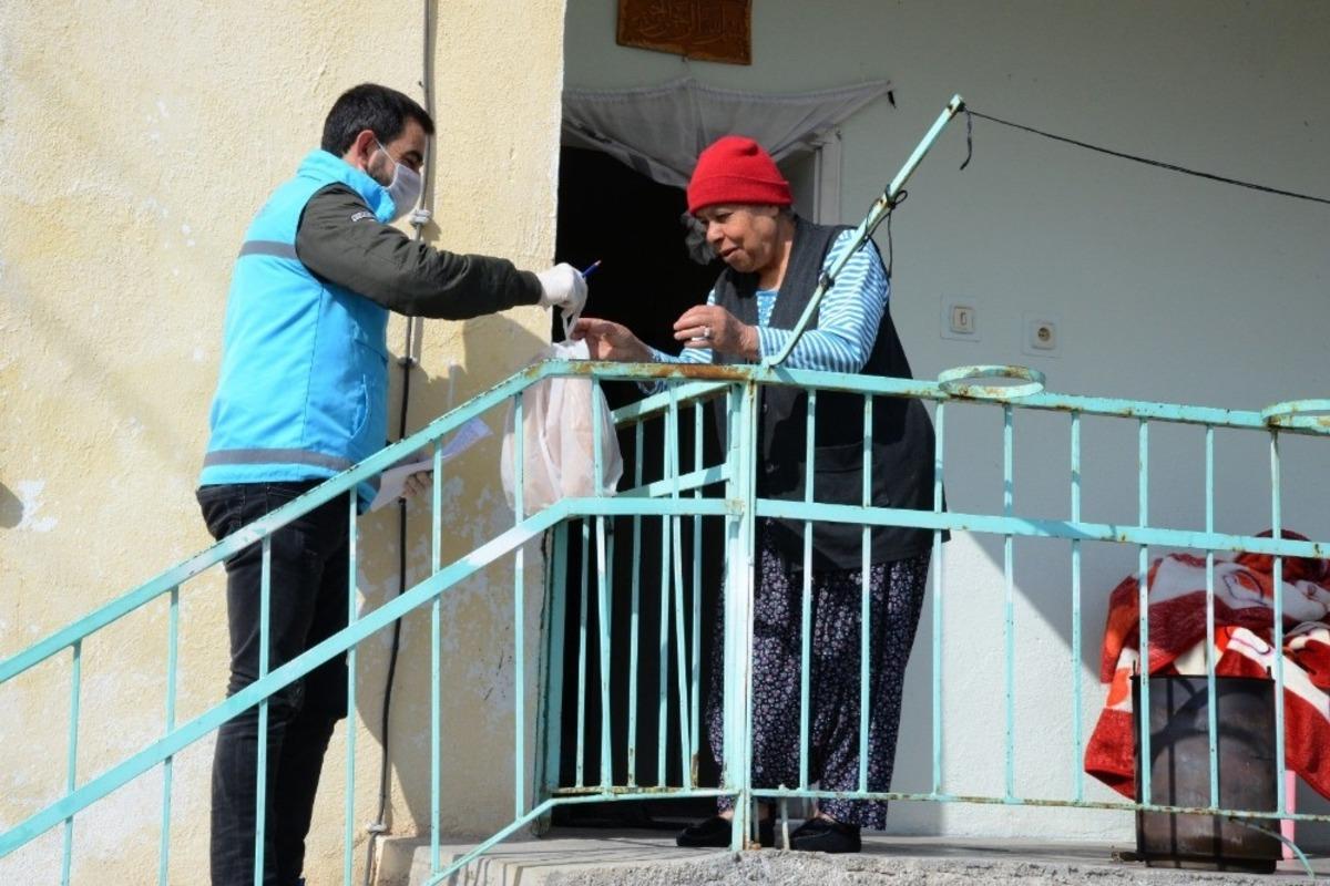 Kırşehir Belediyesi, maske &uuml;retip yaşlıların ihtiya&ccedil;larını karşılıyor