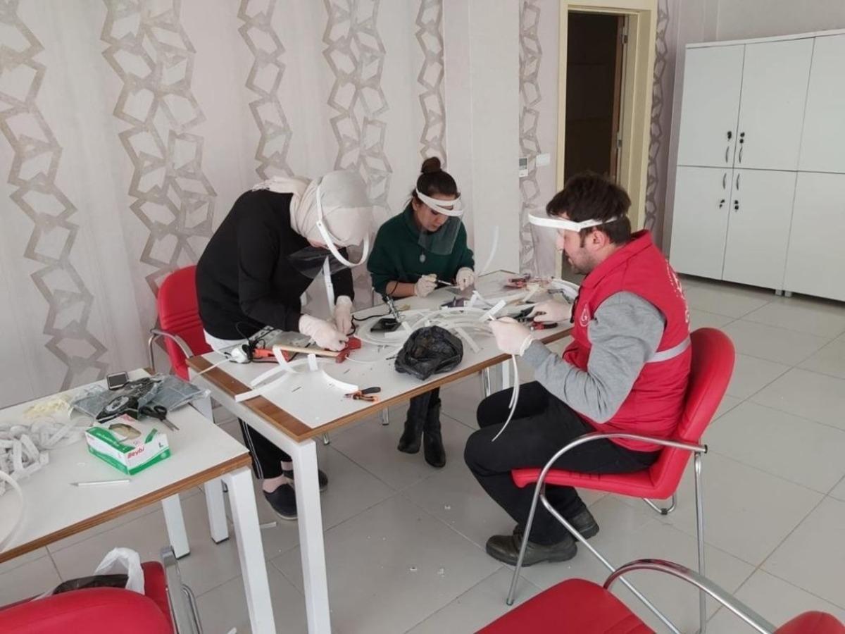 Sinop Gen&ccedil;lik Merkezi&rsquo;nde siperlik maske &uuml;retiliyor