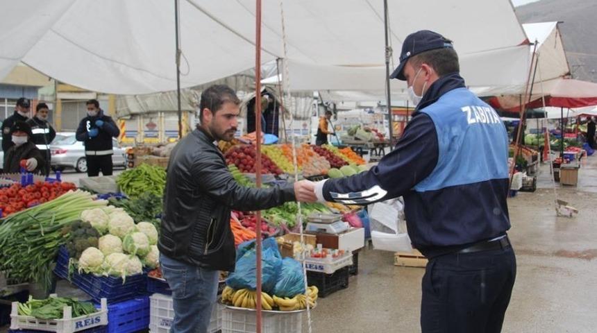Zabıta ekipleri pazarda maske dağıttı