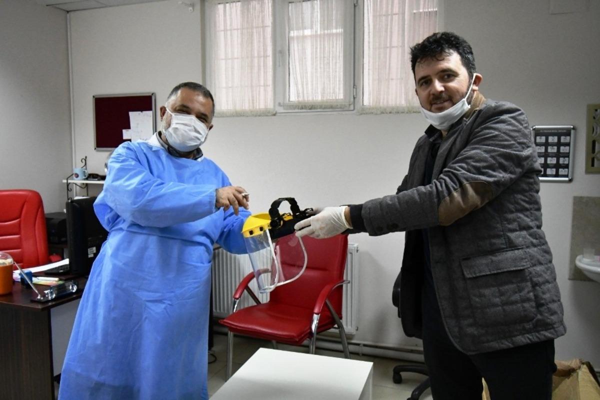 Altınova&rsquo;da sağlık&ccedil;ılara siperli maske dağıtıldı