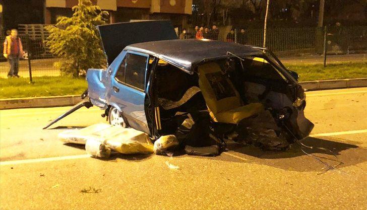 GÜNCELLEME - Samsun'da refüje çarpan otomobil ikiye bölündü: 1 ölü, 1 yaralı G1
