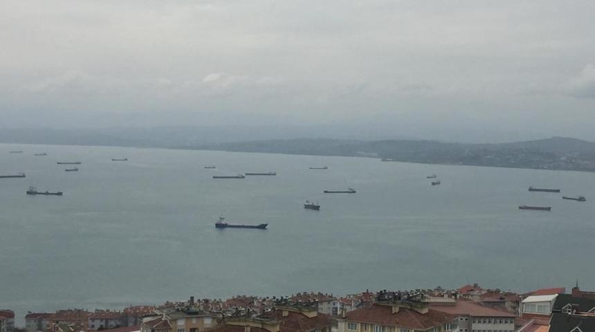 Gemiler fırtına dolayısıyla limana demirledi