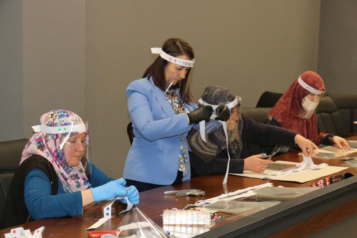 Pazaryeri&rsquo;nde şeffaf siperli maske &uuml;retimine başlandı