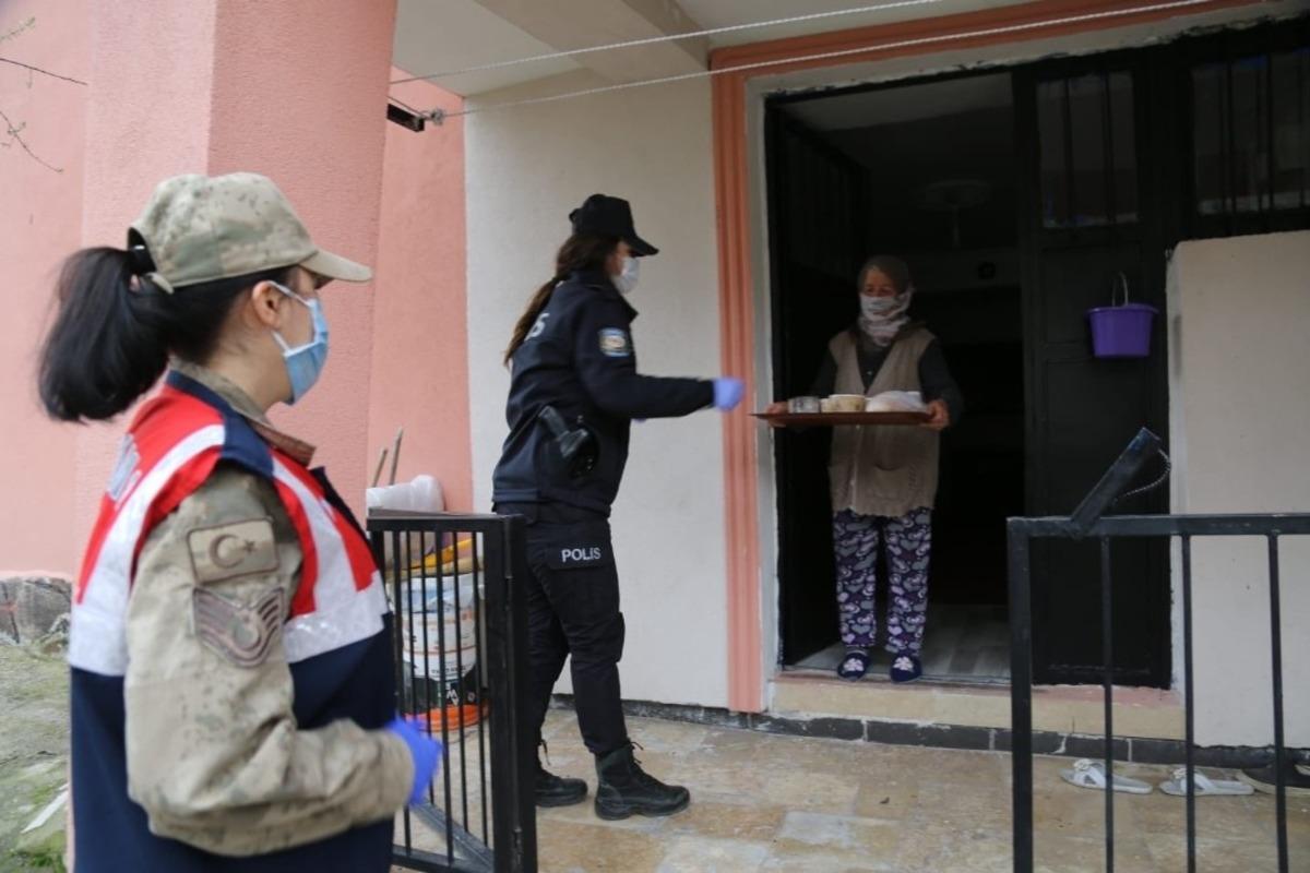 Tunceli&rsquo;de  evde kalanlara sıcak yemek servisi
