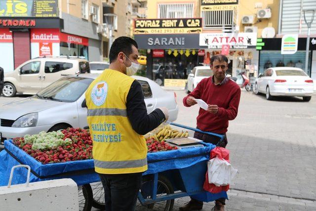 Haliliye kendi ürettiği maskeleri ücretsiz dağıtıyor