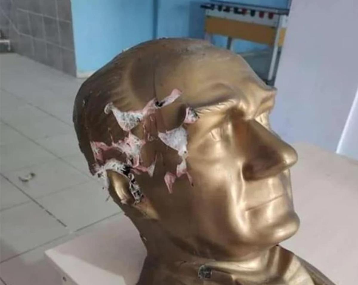 Okul bah&ccedil;esindeki Atat&uuml;rk b&uuml;st&uuml;ne saldırı