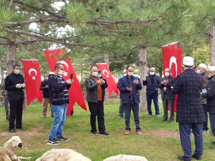 Virüsün defi için kurbanlar kesildi G3