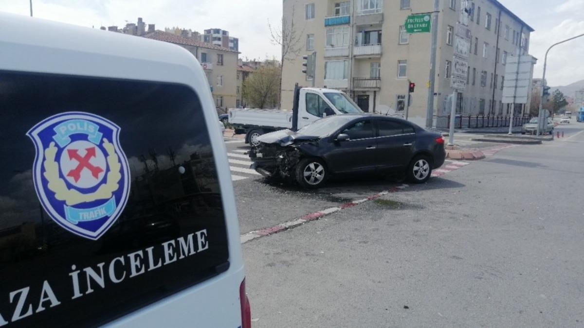 Otomobiller &ccedil;arpıştı: 2 yaralı