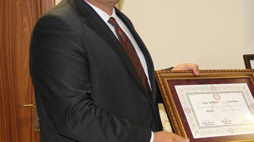 Şehrin sil&uuml;etini bozacak dedi, cami projesini eleştirdi