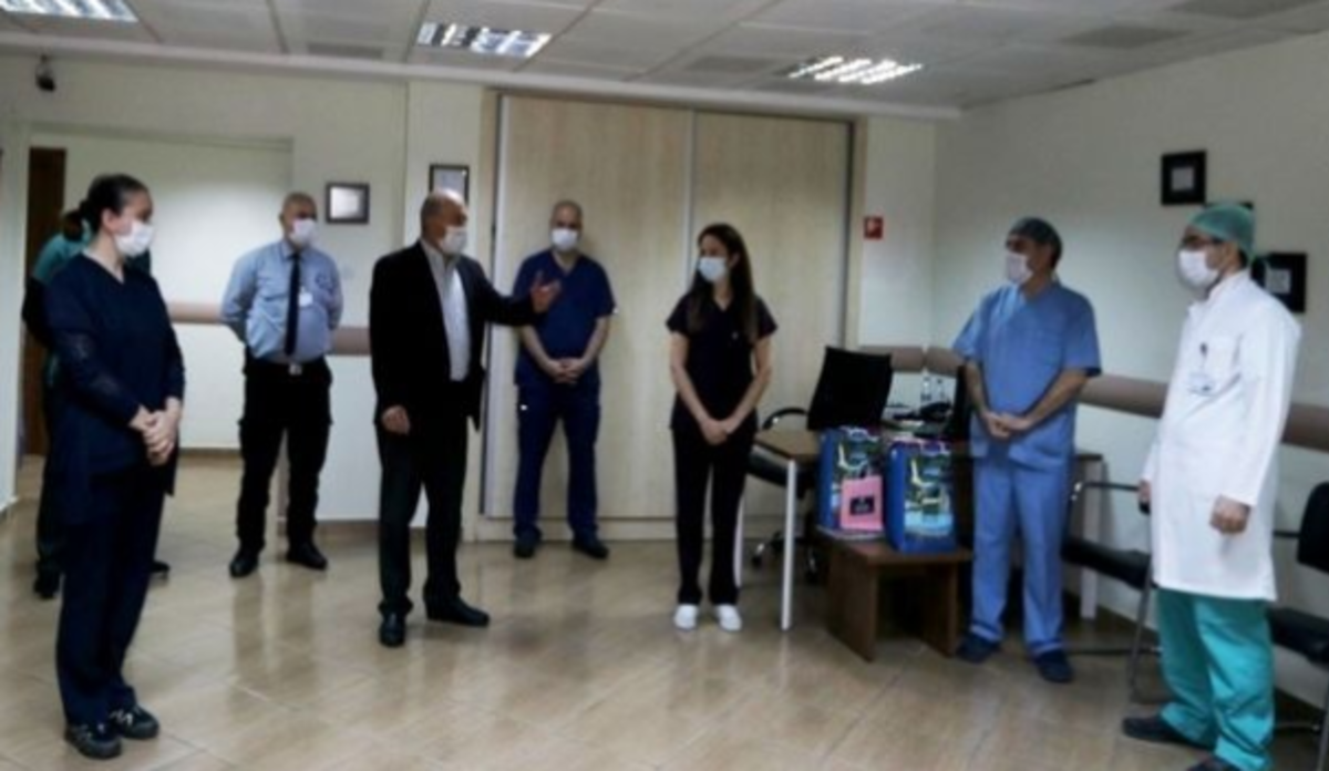 Koronavir&uuml;s&uuml; yenen hemşireler alkışlarla g&ouml;reve d&ouml;nd&uuml;