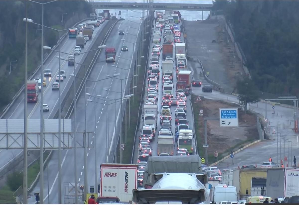 İstanbul'da giriş &ccedil;ıkış &ouml;nlemleri! '15 dakikalık yol 4 saate &ccedil;ıktı'