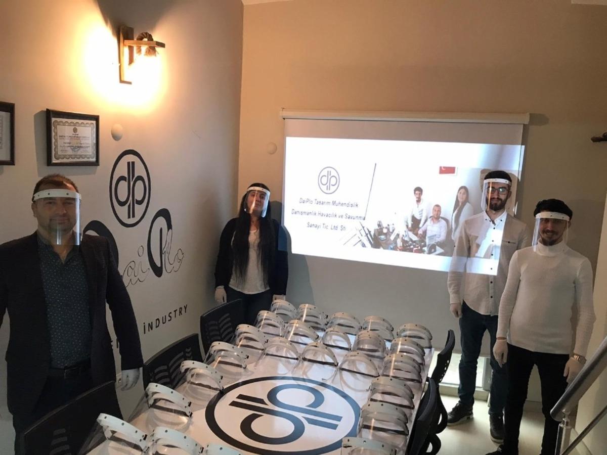 Bartın &Uuml;niversitesi &ouml;ğrencileri y&uuml;z koruyucu siperlik &uuml;retti