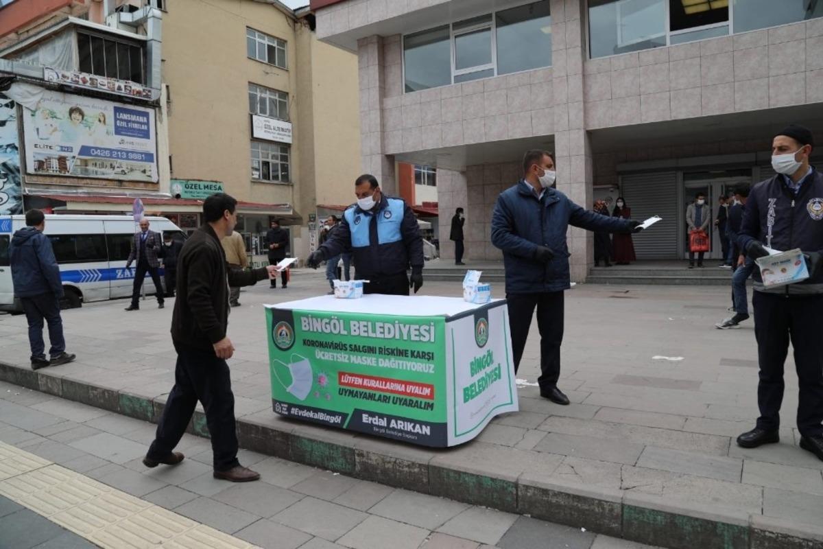Bing&ouml;l&rsquo;de sokağa &ccedil;ıkan vatandaşa &uuml;cretsiz maske dağıtıldı