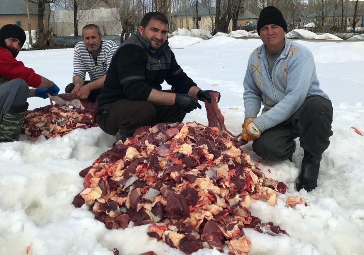 Y&uuml;ksekova&rsquo;da korona vir&uuml;s&uuml;ne karşı kurban kesilip dua edildi