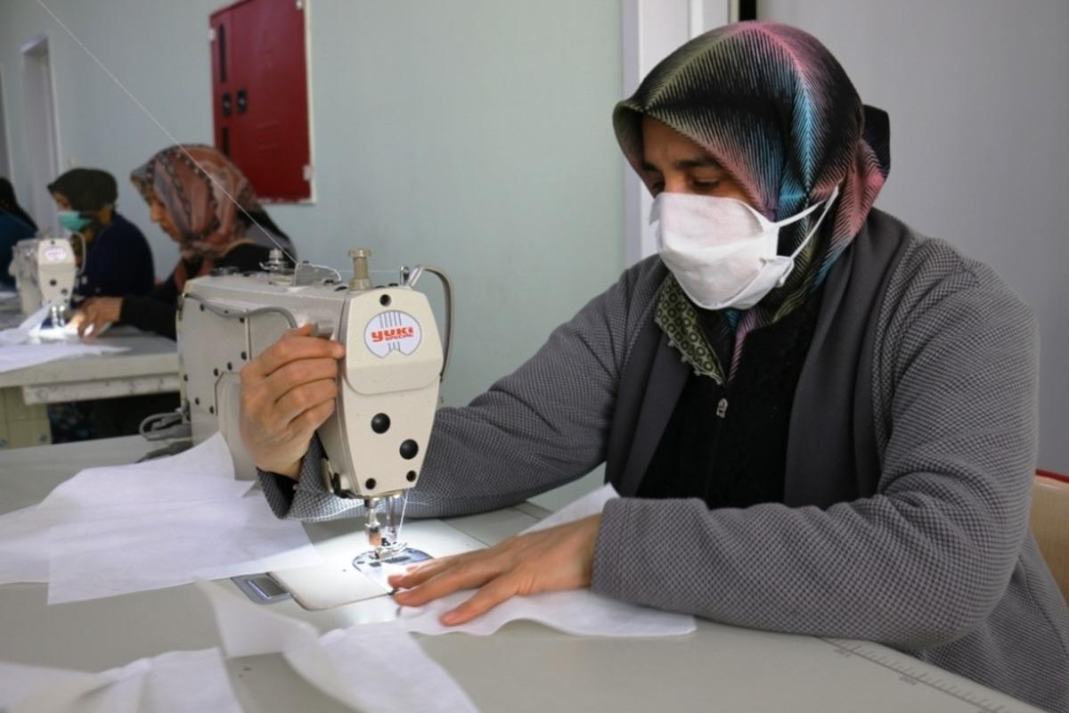 Ak&ccedil;akale&rsquo;de maskeler halka &uuml;cretsiz dağıtılıyor