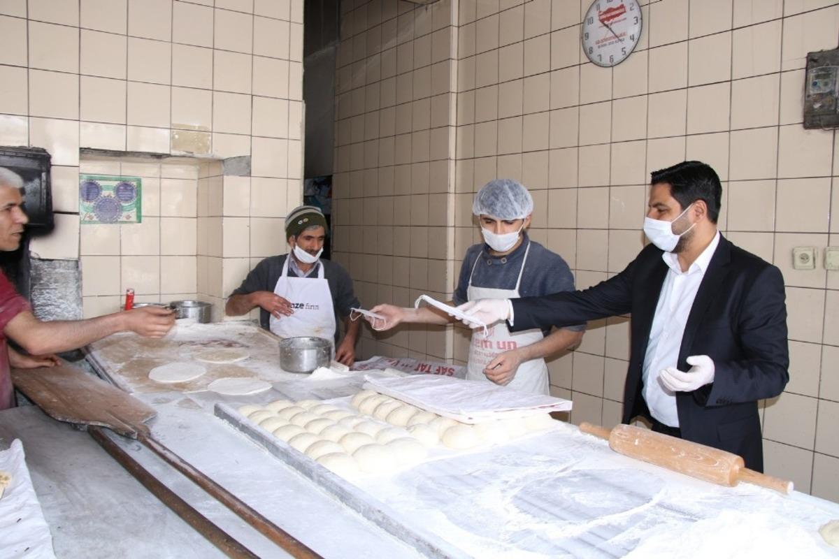 Haliliye kendi &uuml;rettiği maskeleri &uuml;cretsiz dağıtmaya devam ediyor
