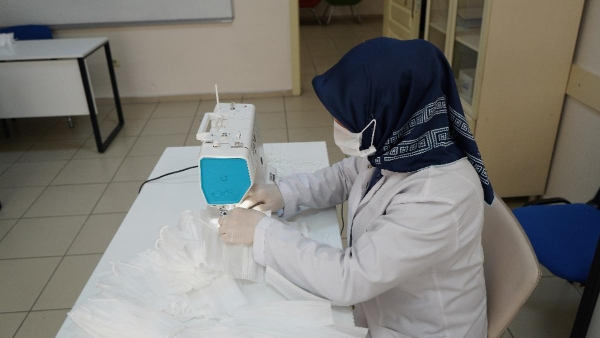 B&uuml;y&uuml;kşehir 21 g&uuml;nd&uuml;r maske &uuml;reterek &uuml;cretsiz dağıtıyor