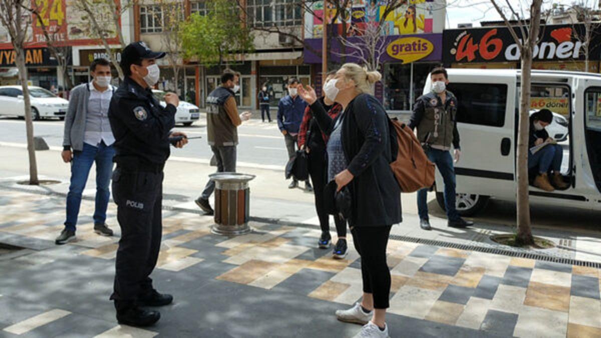 14 yaşındaki kızıyla sokağa &ccedil;ıkan anneden 'pes' dedirten s&ouml;zler: 'Gezeceğim'