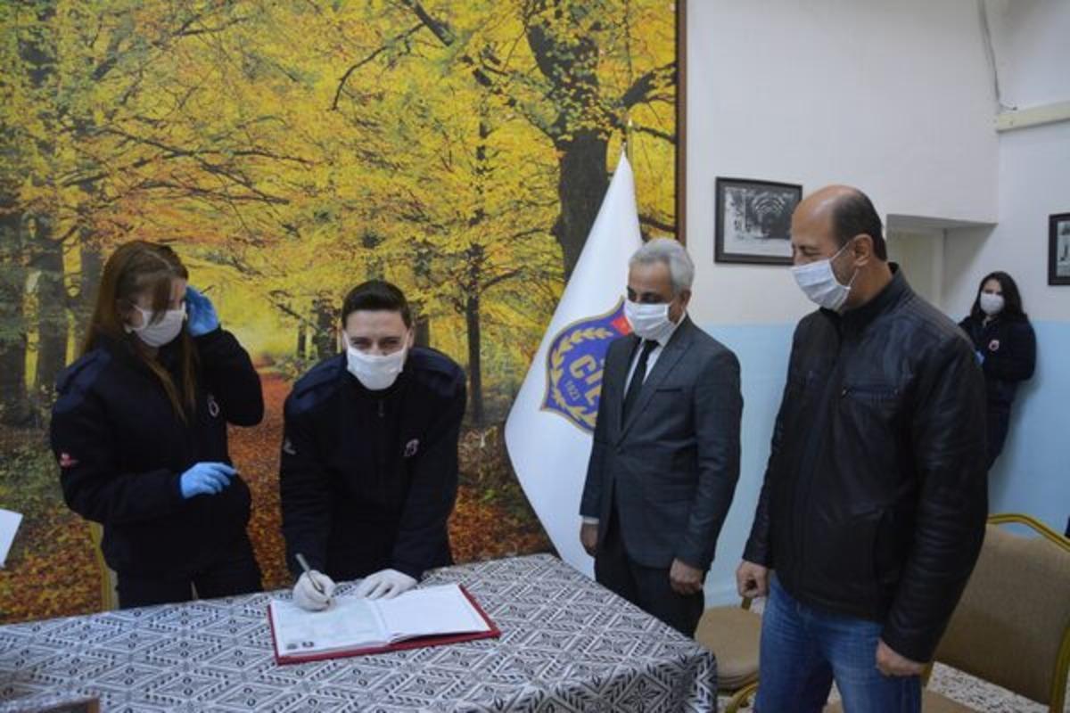 Koronavir&uuml;sten dolayı dışarı &ccedil;ıkamayan personeller cezaevinde nikah kıydı!