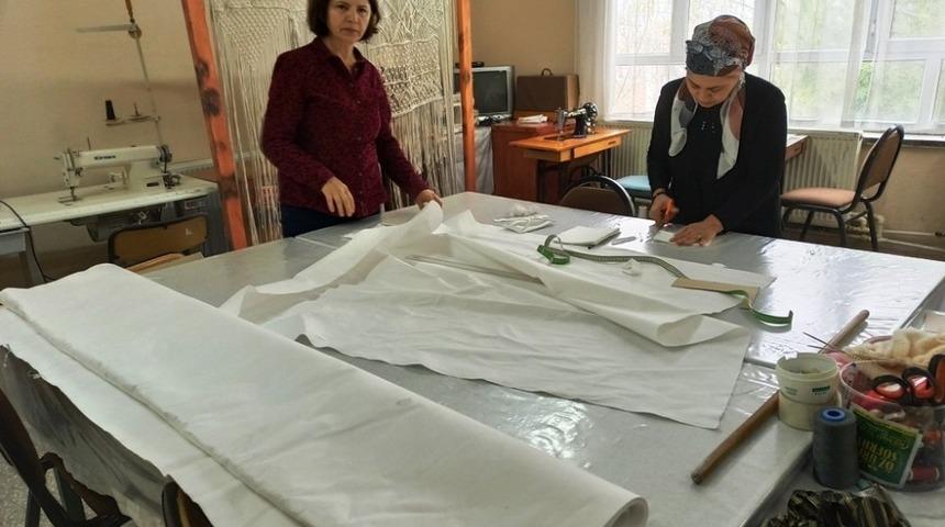 Sarıg&ouml;l&rsquo;de &uuml;z&uuml;m &uuml;reticilerine koruyucu maske yapıldı