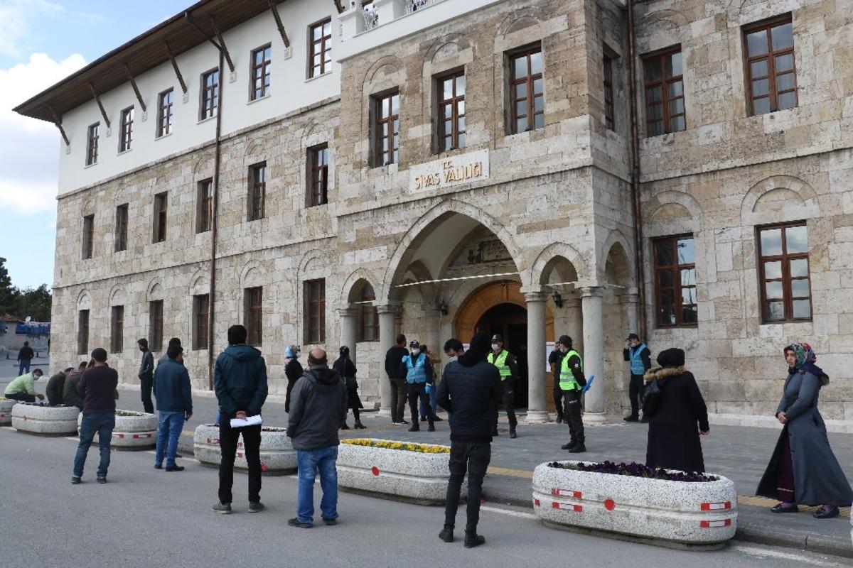 Yardım i&ccedil;in sanıp kuyruğa girdiler ama... Ger&ccedil;ek bakın ne &ccedil;ıktı!