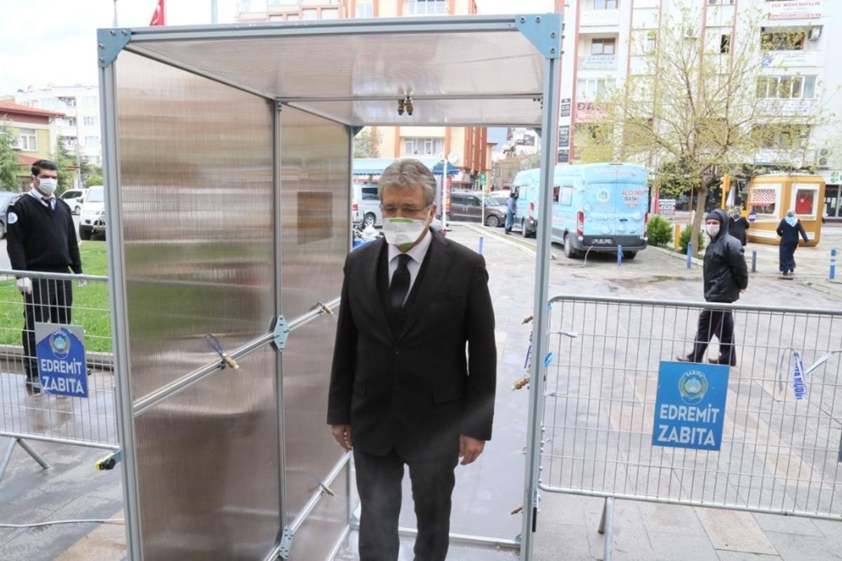 Edremit Belediyesi dezenfeksiyon kabinleri kurdu