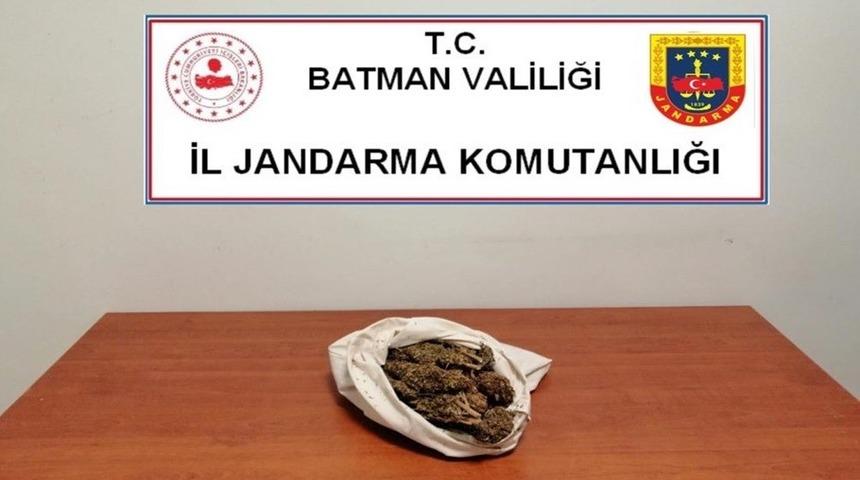 Batman’dan Mardin’e esrar götürmek isterken yakalandı
