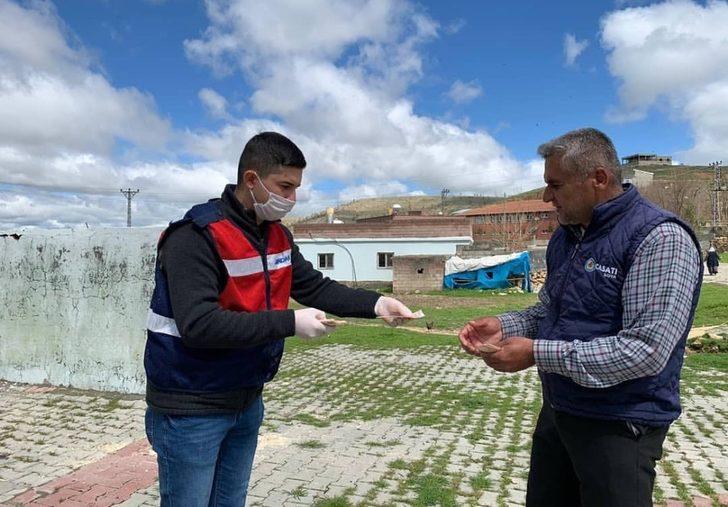 Mazıdağı’nda sosyal yardım paraları evlerde teslim ediliyor G2